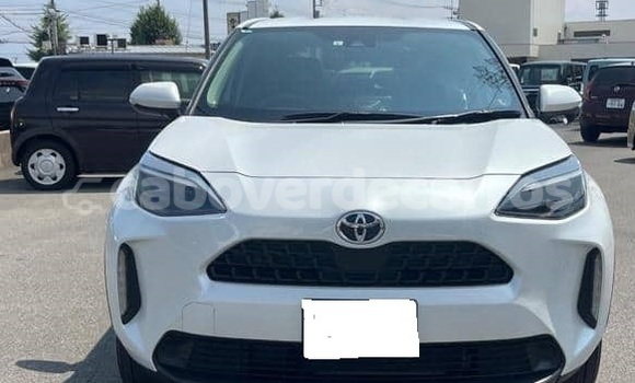 Buy Used Toyota Yaris White Car in Santa Maria in Sal