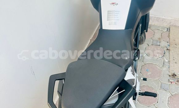 Comprar Usado KTM Duke Beige Moto em Mosteiros em Fogo Comprar Usado KTM Duke Beige Moto em Mosteiros em Fogo