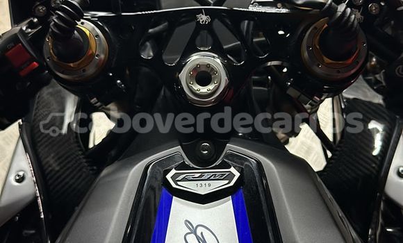 Comprar Usado Yamaha R1 Beige Moto em Mosteiros em Fogo Comprar Usado Yamaha R1 Beige Moto em Mosteiros em Fogo