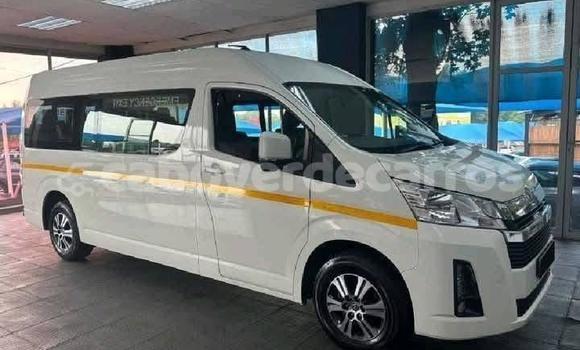 Comprar Usado Toyota Hiace White Carro em Santa Maria em Sal